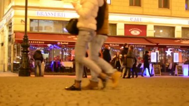 Restoran şehrin insanlar - kentsel sokak - gece ile