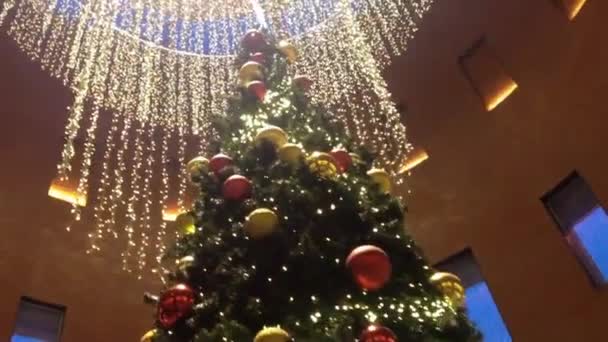 Centro comercial interior - árbol de Navidad — Vídeos de Stock