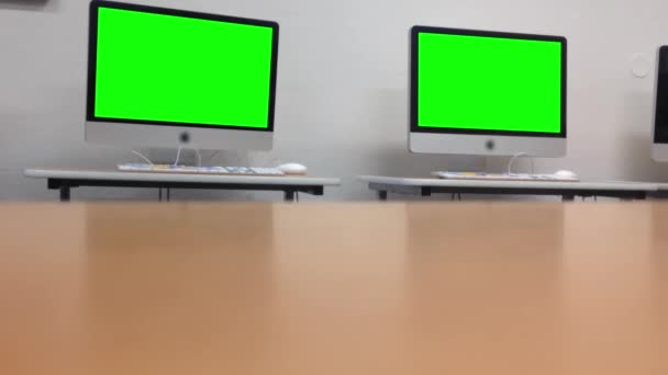 Twee computer (desktop) - groen scherm - toetsenbord — Stockvideo