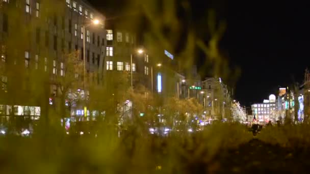 Wenceslas Square with people and cars - buildings - night - bushes — Stock Video