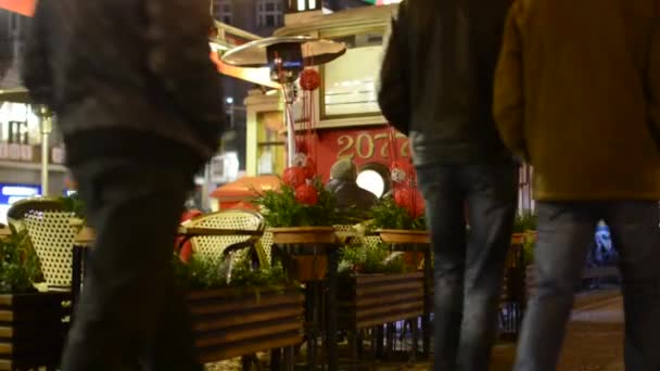 Restaurant (vintage tram) - terras - mensen lopen — Stockvideo