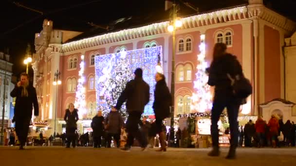 Centro comercial en la ciudad (exterior) - caminantes - noche - árbol de Navidad y luces de Navidad — Vídeo de stock