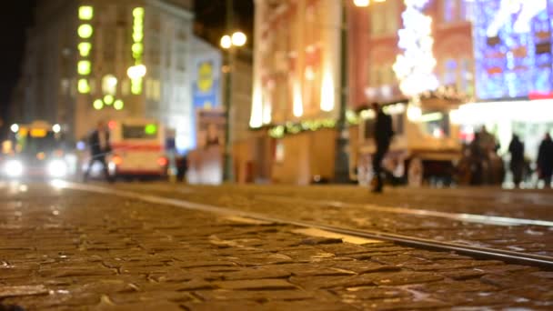 Calle urbana con autobús en la ciudad - edificios y personas - noche — Vídeos de Stock