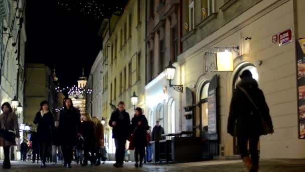 Rue urbaine avec commerces - personnes marchant - décorations de Noël - nuit — Video