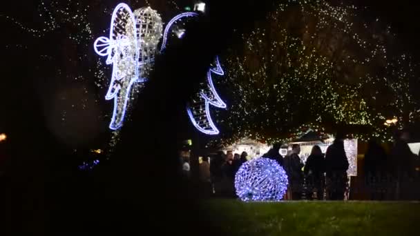 Juldekorationer på gatan - jul marknadsplats med människor — Stockvideo