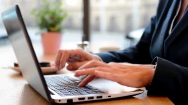 İş kadını bilgisayar (notebook) Cafe - tatlı çalışır