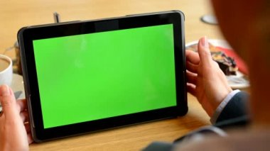 Cafe - kahve ve kek tablet yeşil ekranda kadın çalışıyor