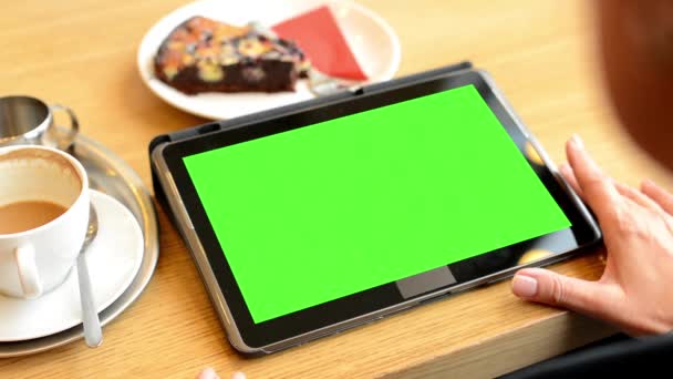 Vrouw werkt op Tablet PC groen scherm in café - koffie en gebak — Stockvideo