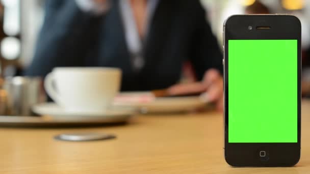 Smartphone yeşil ekran - kadın pasta ve içecek kahve kafede yiyor — Stok video