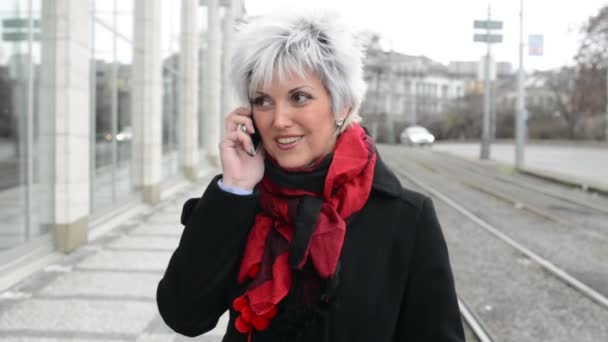 Téléphones pour femmes d'âge moyen avec smartphone - rue urbaine avec voitures dans la ville — Video