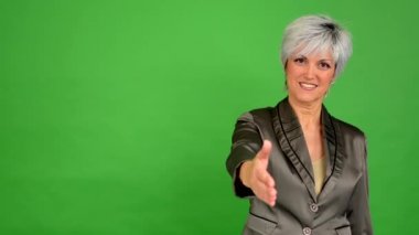 İş orta yaşlı kadın tebrik ve gülümser - yeşil ekran - studio bir el verir
