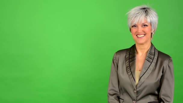 Business middle aged woman smiles - green screen - studio — Stock Video