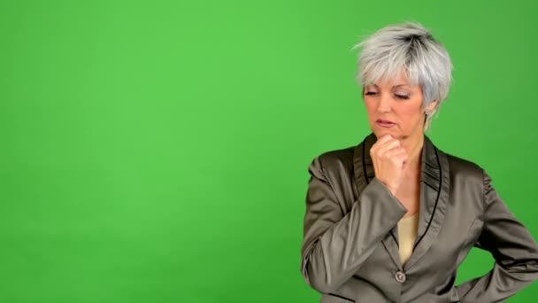 Firmy średniej wieku kobieta myślenia - zielony ekran - studio — Wideo stockowe