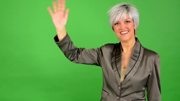 Деловая женщина средних лет машет рукой - зеленый экран - студия — стоковое видео