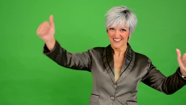 Ділова жінка середнього віку радіє (радіє) - зелений екран - студія — стокове відео