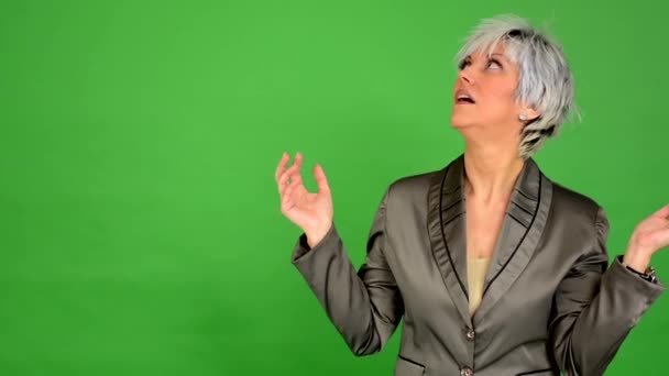 Business middle aged woman surprised - green screen - studio — Stock Video