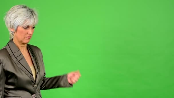 Mulher de meia idade de negócios caminha e pensa - tela verde - estúdio — Vídeo de Stock