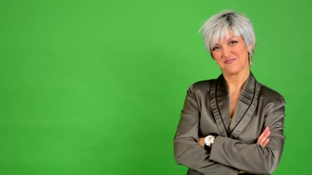 Bedrijfsleven midden leeftijd vrouw glimlach (vouw arms) - groen scherm - studio — Stockvideo