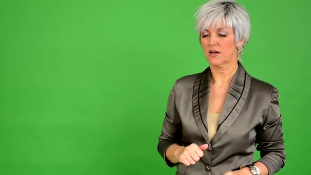 Business middle aged woman speaks (talking) - green screen - studio — Stock Video