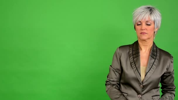高齢女性が同意するビジネス中間 (彼の頭を振る) - 緑画面 - スタジオ — ストック動画