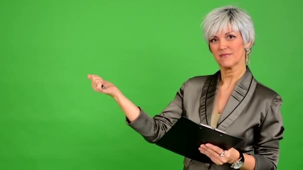 Business middle aged woman with pen (signature) - green screen - studio — Stock Video