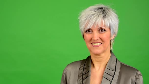 Μέσης ηλικίας γυναίκα επιχειρήσεων χαμόγελα - πράσινη οθόνη - στούντιο - closeup — Αρχείο Βίντεο