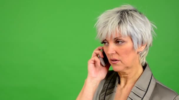 Telefone de mulher de meia-idade de negócios (cara séria) - tela verde - estúdio - close-up — Vídeo de Stock