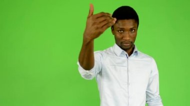 Genç yakışıklı siyah adam - yeşil ekran - studio davet ediyor.