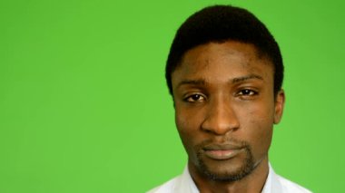 Genç yakışıklı mutsuz siyah adam bak kamera - yeşil ekran - stüdyoya - portre