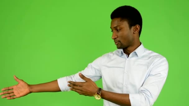 年轻英俊的黑人男子介绍-绿色屏幕-工作室 — 图库视频影像