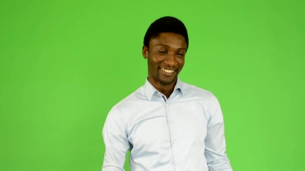 Młody przystojny czarny człowiek taniec - zielony ekran - studio — Wideo stockowe