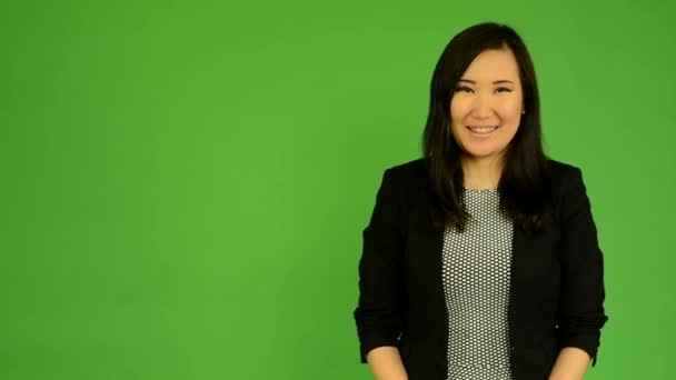 Genç çekici Asyalı kadın gülümsüyor - yeşil ekran stüdyo — Stok video