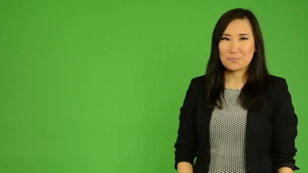 Junge attraktive asiatische Frau vorstellen - green screen studio — Stockvideo