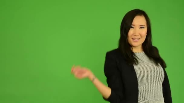Joven atractiva mujer asiática bailando - estudio de pantalla verde — Vídeos de Stock