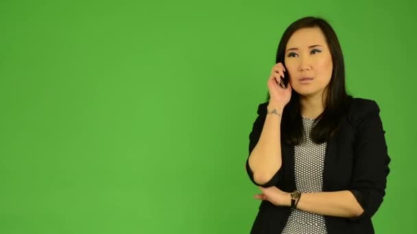 Jeune séduisante asiatique femme téléphone (visage sérieux) - studio écran vert — Video