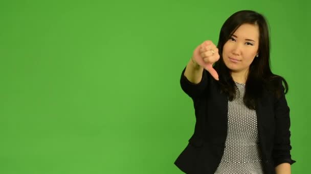 Ελκυστική νεαρή γυναίκα της Ασίας διαφωνεί - πράσινη οθόνη studio — Αρχείο Βίντεο