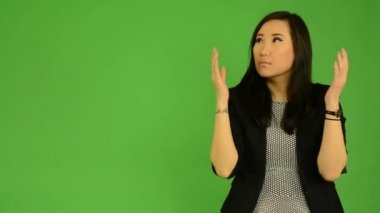 Genç çekici Asyalı kadın sürpriz - yeşil ekran stüdyo
