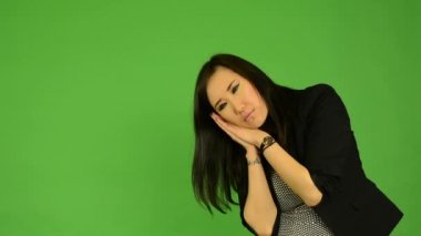 Genç çekici Asyalı kadın fazla uyumak ve karışık - yeşil ekran stüdyo