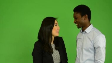 Mutlu çift talk (sohbet) - zenci ve Asyalı kadın - yeşil ekran stüdyo