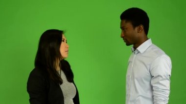Mutsuz çift iddia - zenci ve Asyalı kadın - yeşil ekran stüdyo