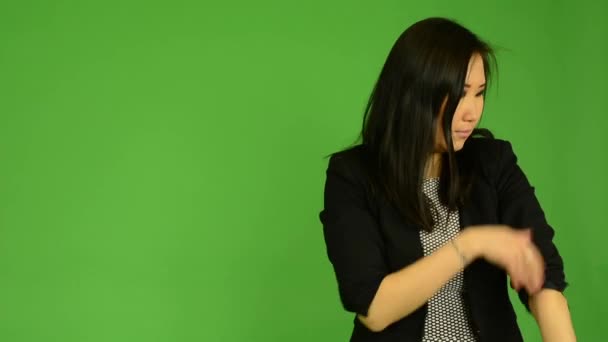 Junge attraktive asiatische Frau passt Kleidung an - Green Screen Studio — Stockvideo