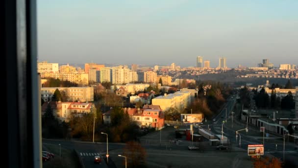 Finestra e città (edifici) - strada con auto - alba — Video Stock