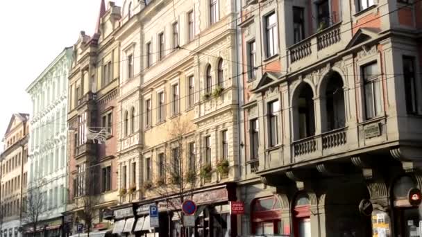 Stadtstraße in der Stadt mit Autos und Menschen - Nahaufnahme Gebäude — Stockvideo