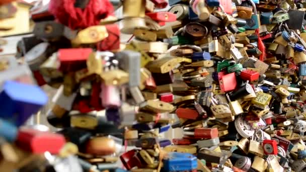 (布拉格桥上的锁) — 图库视频影像
