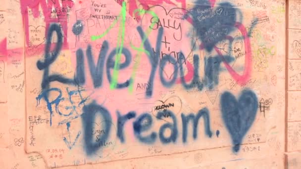 Writing on the wall - Live Your Dream - graffiti — Stock Video