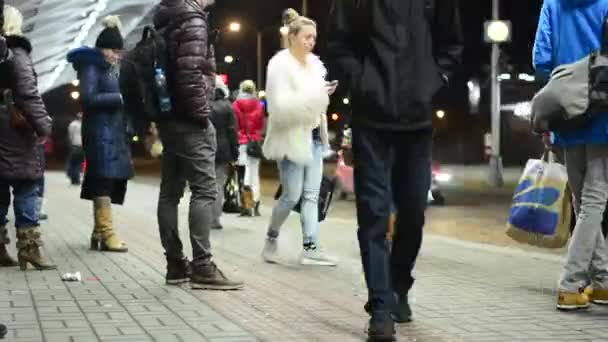 Bus station mensen wachten en krijgen op het bus - wegnaar auto's - nacht stad - timelapse — Stockvideo