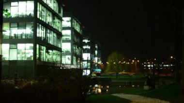 İş binaları (Ofis) - gece - ışıkları ile windows - Şehir - Parkı (doğa)
