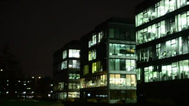 İş binaları (Ofis) - gece - ışıkları ile windows - city - ağaçlar