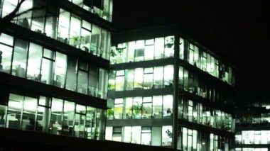 İş binaları (Ofis) - gece - ışıkları ile windows - city - ağaç