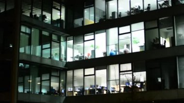 İş binaları (Ofis) - gece - ışıkları ile windows - city - yol (ağaç ve çalı)